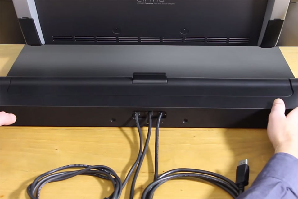 How to Switch the Input Cable on the Cintiq Ergo Stand
